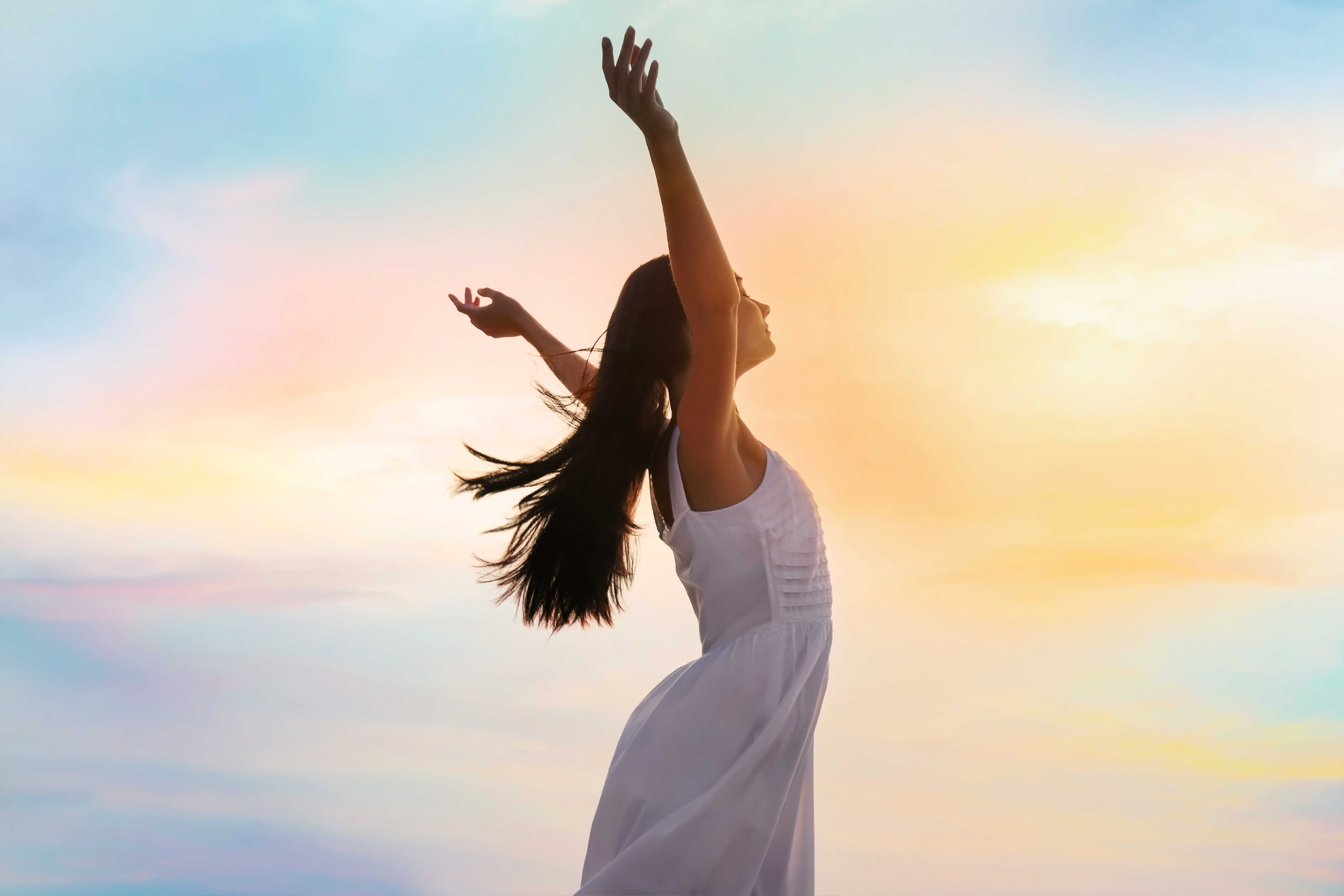 両手を広げる女性